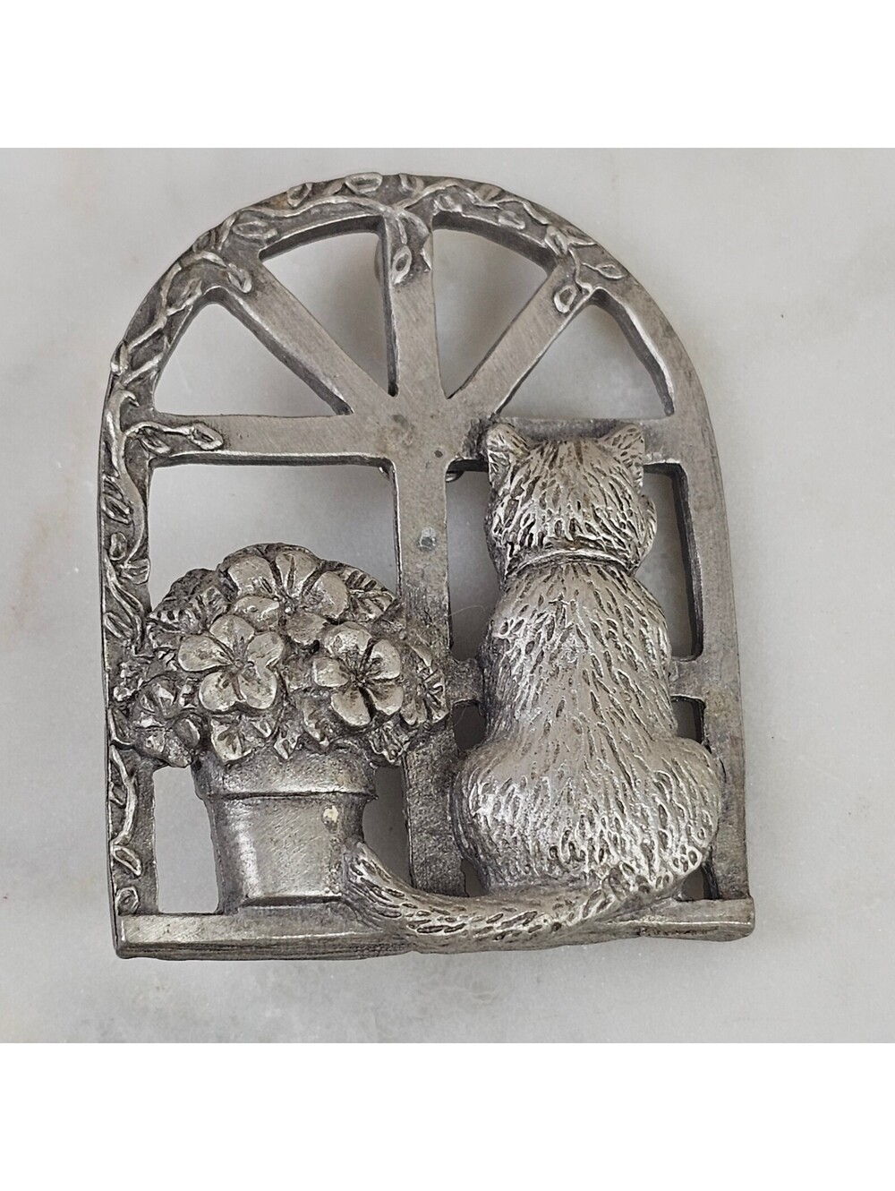 Vintage Spoontiques Pewter Cat in Window Brooch Flower Pot Pin 3922